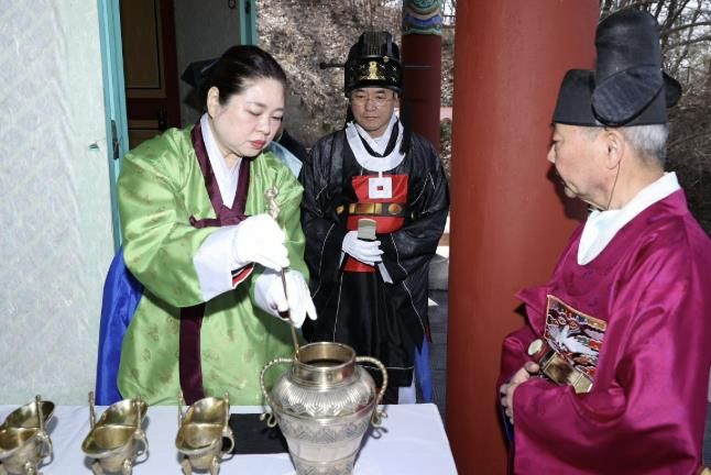 행주대첩제 제례에서 초헌관을 맡아 예를 올리고 있는 이동환 고양특례시장