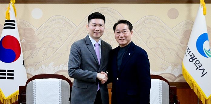 유정복 인천광역시장이 17일 시청 접견실에서 유승민 대한체육회장을 접견하고 협력 방안을 논의한 뒤 기념촬영을 하고 있다.