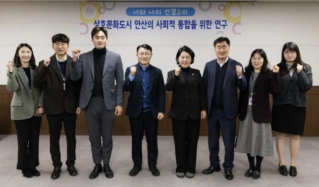 안산시의회 의원연구단체 ‘너와 나의 연결고리’가 18일 의회 대회의실에서 첫 간담회를 가졌다. 사진은 이날 간담회 중 한 장면.