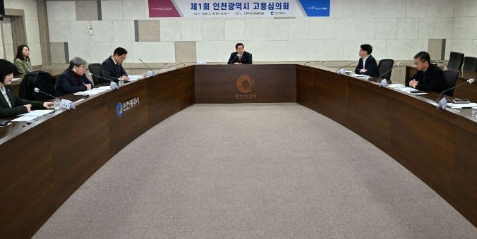 유정복 인천광역시장이 19일 시청 영상회의실에서 열린 '인천광역시 고용심의회'에서 인사말을 하고 있다.