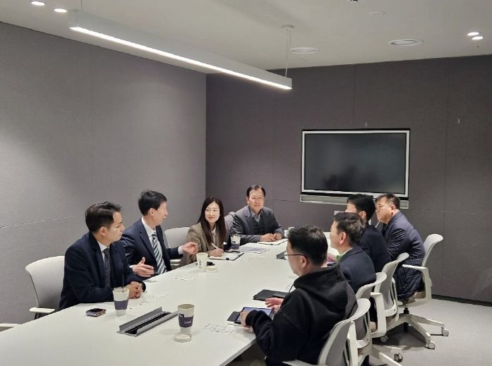 인천항만공사 김상기 운영부문 부사장과 관계자들이 기념촬영을 하고 있다 / 사진 제공 = 인천항만공사