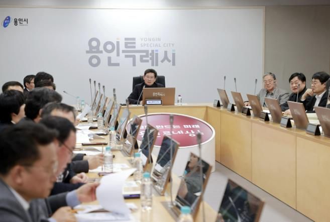 용인특례시는 19일 시청 영상회의실에서 '용인 시민프로축구단' 창단 준비 회의를 열어 추진전략을 논의했다