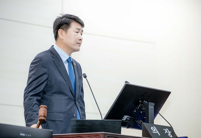 타봉 중인 배정수 의장