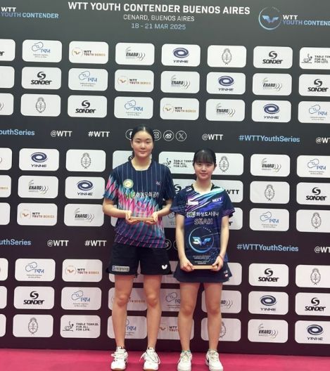 화성도시공사 유청소년탁구부 김하늘 선수(좌측)와 허예림 선수(우측)가 WTT 수상에 따른 기념촬영을 하고 있다. (화성도시공사 제공)