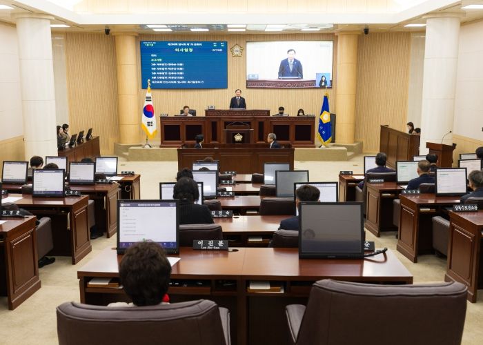 안산시의회가 25일 제296회 임시회 제1차 본회의를 개최했다. 사진은 이날 본회의 중 한 장면.