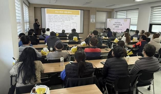 성남만남자활센터 자활근로자들에게 건강증진사업에 관해 설명중이다