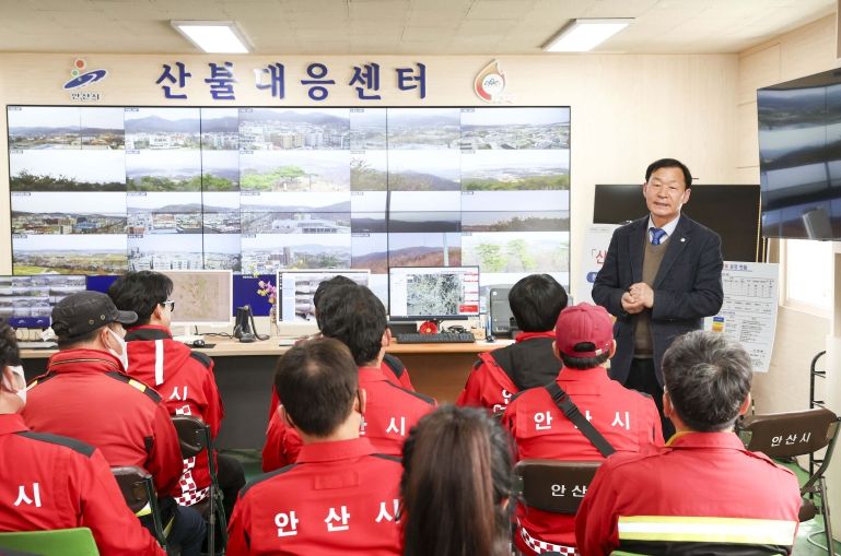 안산시의회 박태순 의장(사진 오른쪽)이 27일 안산시 산불대응센터를 방문해 산불전문진화대 대원들을 격려했다.