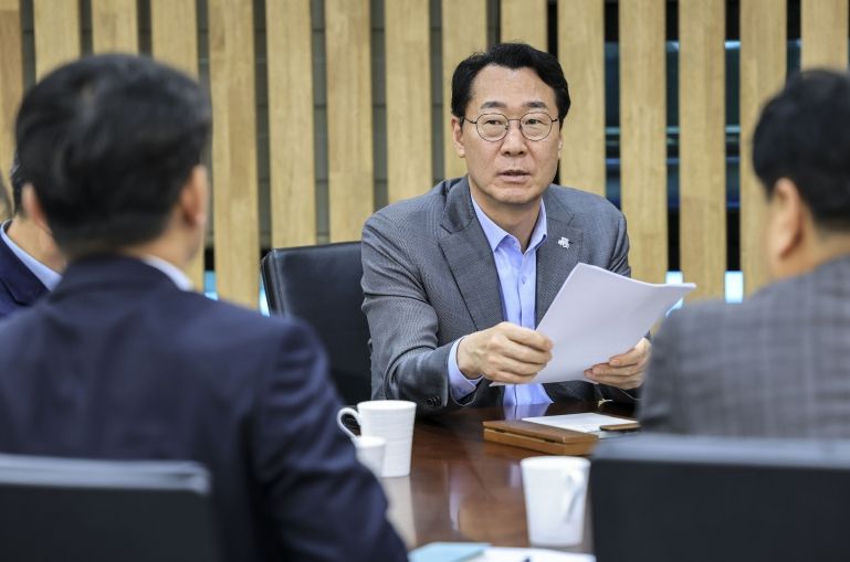27일 시청 중앙회의실에서 정명근 화성특례시장이 경북 산불피해지역 지원방안 논의를 위한 긴급회의를 주재하고 있다.