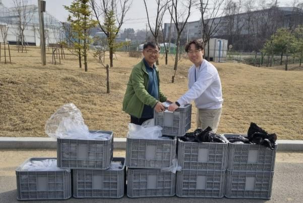 화성시농업기술센터 관계자가 관내 딸기농가에 딸기 우량묘를 전달하고 있다