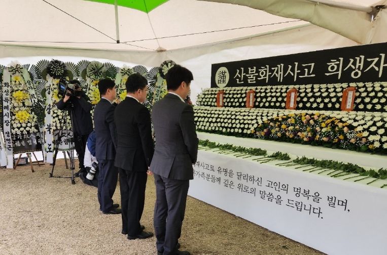 화성특례시에서 산불피해를 입은 교류도시 영양군의 분향소를 방문해 조문하고 있다