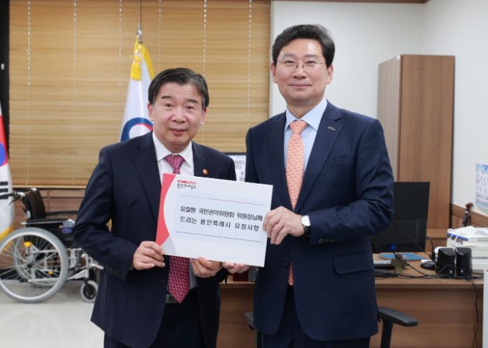이상일 용인특례시장(오른쪽)이 31일 유철환 국민권익위원장(왼쪽)을 만나 광교 송전철탑 이설 사업에 대한 중재와 수지구 고기동 노인복지주택 사업에 대한 권익위원회 의견표명 재심의를 요청했다.