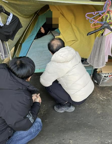 성남시노숙인종합지원센터 종사자들이 모란역 인근에 텐트를 치고 생활 중인 노숙인을 지원하려고 대화 시도 중이다