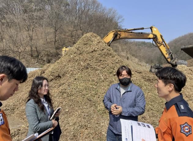 용인시 관계자와 소방서 직원들이 재활용업체를 점검하며 화재 예방 컨설팅을 진행하고 있다