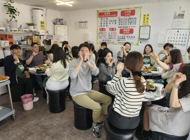 수지구청의 직원 자율 외식의 날을 맞아 직원들이 인근 식당에서 식사를 하는 모습