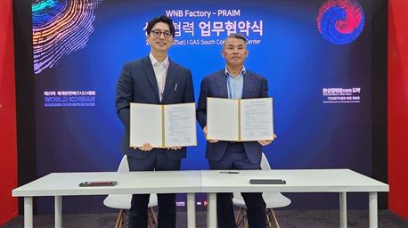 왼쪽 (주)프라임 김성우 연구소장 오른쪽 트로이 표 WNB팩토리 공동대표
