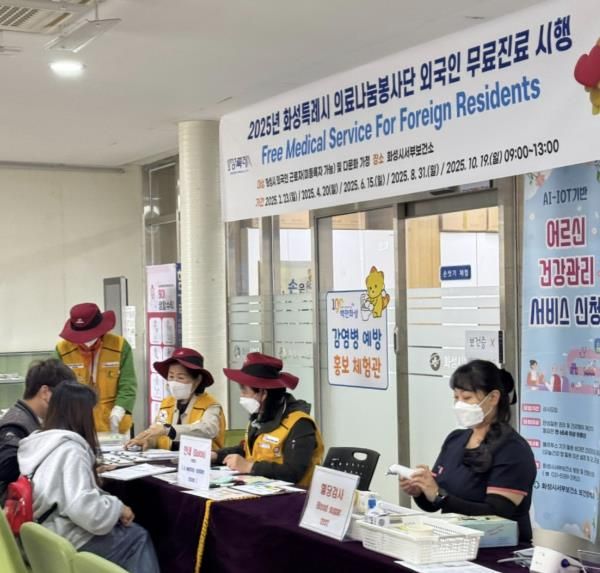 화성특례시 의료나눔봉사단이 20일 화성시서부보건소에서 외국인 근로자 및 다문화가정 주민들을 대상으로 무료 진료봉사를 하고 있다