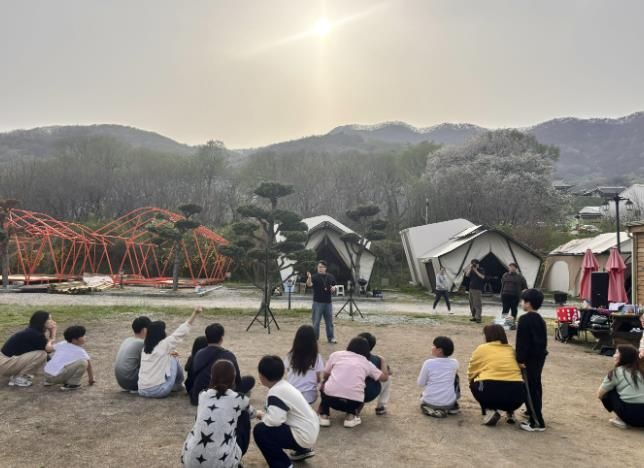 드림스타트 아동과 가족이 별빛 캠프장에서 함께 게임을 하고 있다