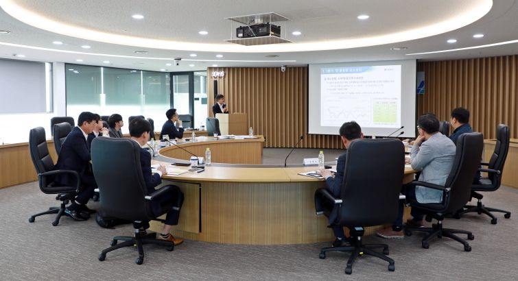 인천항만공사 김상기 운영부문 부사장과 인천항 카페리 선사 관계자들이 간담회를 마치고 기념촬영을 하고 있다 / 사진 제공 = 인천항만공사