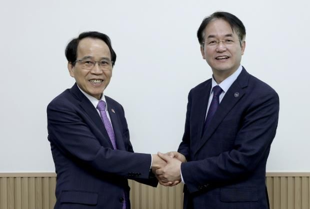 이동환 고양특례시장(오른쪽)과 가오슝시 린친롱 부시장(왼쪽)