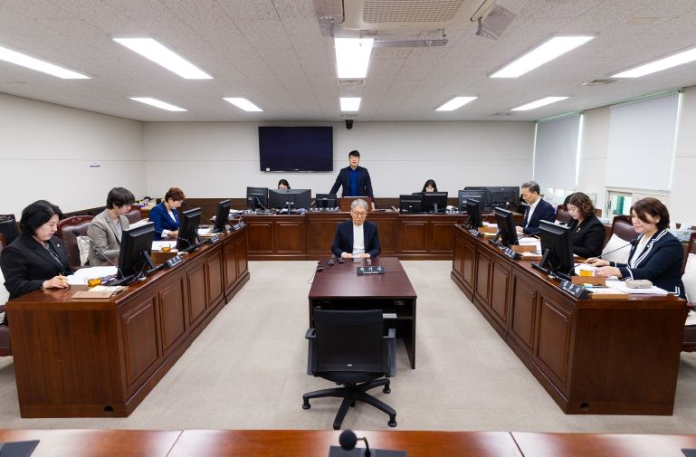 안산시의회 의회운영위원회가 30일 ‘제296회 임시회 폐회 중 제3차 회의’를 열고 김태훈 안산문화재단 대표이사 임명후보자에 대한 인사청문회를 오는 9일 실시하기로 결정했다. 사진은 이날 회의 중 한 장면.