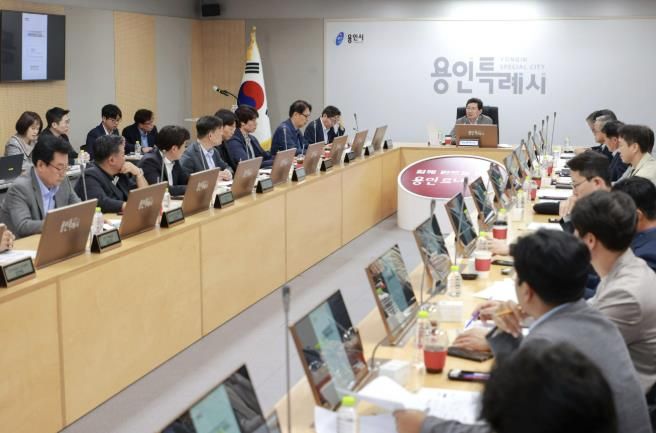 이상일 용인특례시장이 30일 시민프로축구단 창단준비위원회 회의를 주재하고 있다