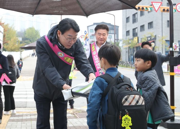 정명근 화성특례시장이 동양초 앞에서 어린이 안전을 위해 교통봉사를 하고 있다.
