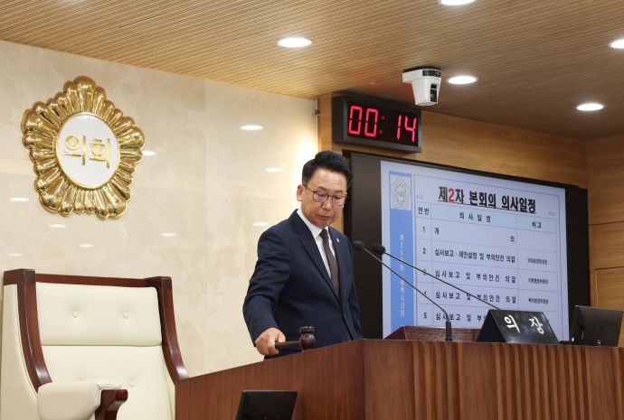 제255회 임시회 제2차 본회의에서 의사봉 타봉하는 강정구 의장