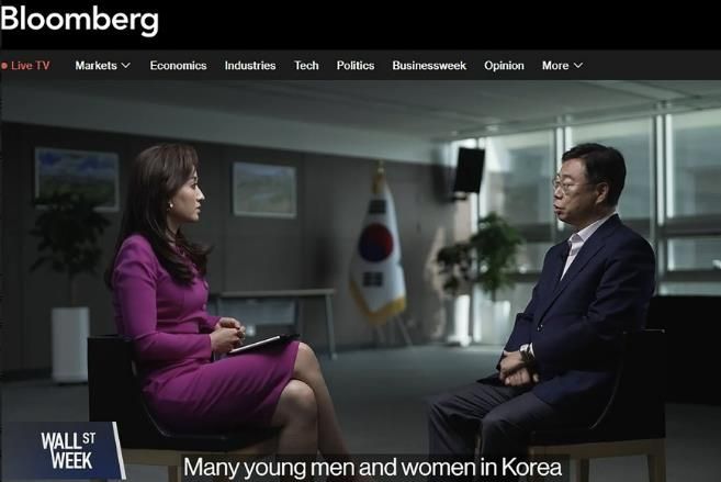미국 블룸버그TV ‘월스트리트 위크 보도 중 셰리안 앵커와 인터뷰하고 있는 신상진 성남시장 영상 캡처본