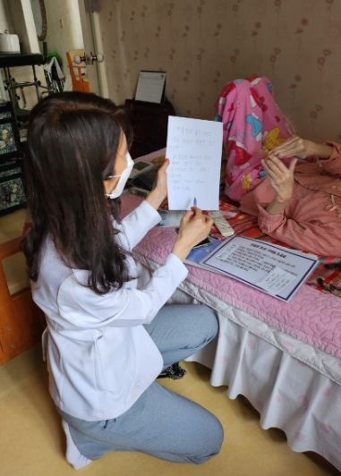 광명시약사회 소속 전문약사가 대상자 가정을 방문해 복용 중인 약물 복약지도, 부작용 확인, 약물 중복과 상호작용 점검 등을 지원하고 있다.