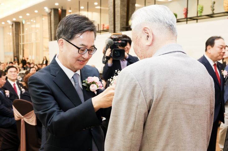 9일 오전 수원노블레스컨벤션에서 열린 제53회 어버이날 기념행사에서 김동연 경기도지사가 임종선 사할린동포에게 카네이션을 달아드리고 있다.