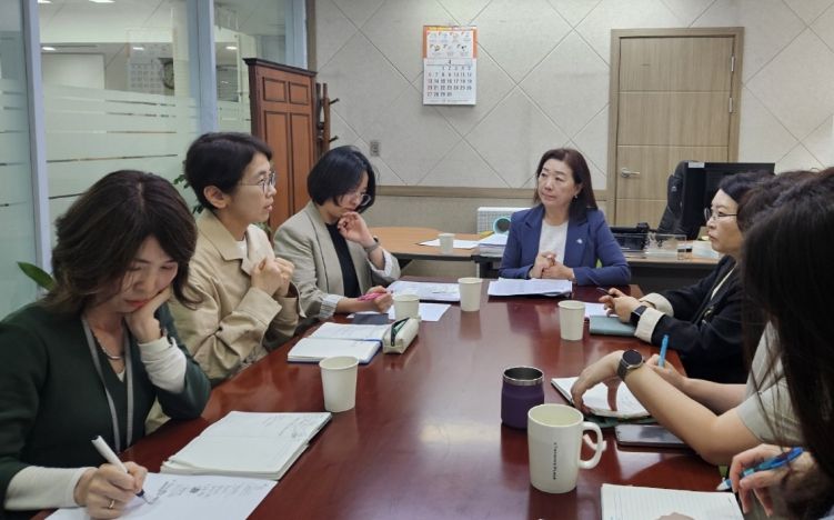 12일 화성시서부보건소 및 수원대학교 관계자들이 경기도 RISE 사업 유치를 위한 협약을 체결하고 지역 내 보건복지 발전을 위한 협력 방안을 논의하고 있다.