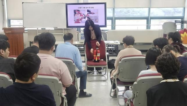 성남시는 5월 21일 성남산업단지관리공단 내 입주업체 직원을 대상으로 화재 안전교육을 실시하고 있다