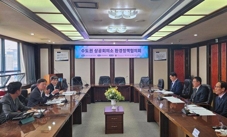 이상진 수도권대기환경청장(왼쪽 두 번째)은 5월 29일 인천상공회의소에서 회의 참석자들에게 인사말을 하고 있다.(사진=수도권대기환경청 제공)