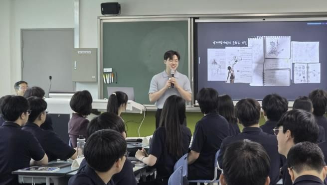 27일 청년 창업인 임주환 네모감성 대표가 삼괴고등학교에서 청년 기업가정신 특강을 하고 있다.