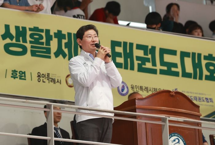 5월 31일 탄천수변길 반려견과 함께 걷기 & 환경정화 활동에 참석한 이상일 시장이 인사말을 하고 있다