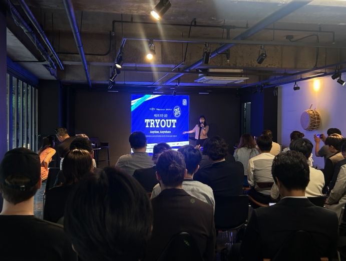지난 3일 ‘AtoA Table Seoul 2025’ 행사에서 인천스타트업파크 관계자가 ‘TRYOUT 글로벌 실증 프로그램’을 소개하고 있다.