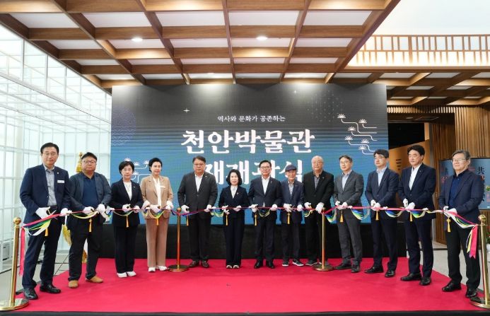 1. 김석필 권한대행이 5일 천안박물관 재개관식에 참석해 축하의 인사를 전하고 있다.
