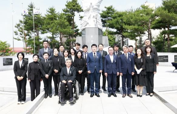 참석 의원 단체 기념 사진
