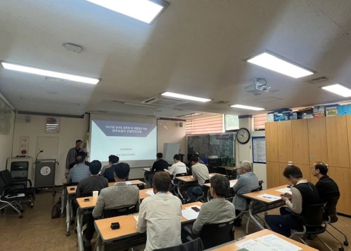 화성특례시가 9일 맑은물사업소 회의실에서 상수도 대행업체를 대상으로 여름철 대비 안전교육을 실시하고 있다