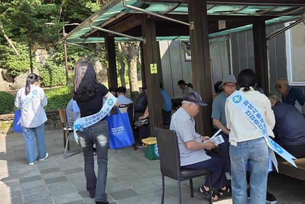 화성시동부보건소 관계자들이 9일 구봉산 근린공원에서 시민들에게 구강건강 안내문을 배부하며 구강건강의날 캠페인을 펼치고 있다