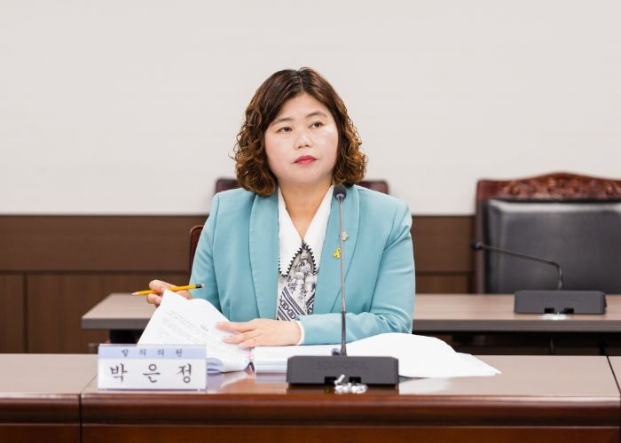 박은정 의원이 대표 발의한 ‘안산시 어린이·노인 및 장애인 보호구역 교통안전 관리에 관한 조례안’이 소관 상임위원회인 도시환경위원회를 통과했다. 사진은 6월 4일 의회 제3상임위원실에서 열린 제297회 제1차 정례회 도시환경위원회에서 박은정 의원의 모습.