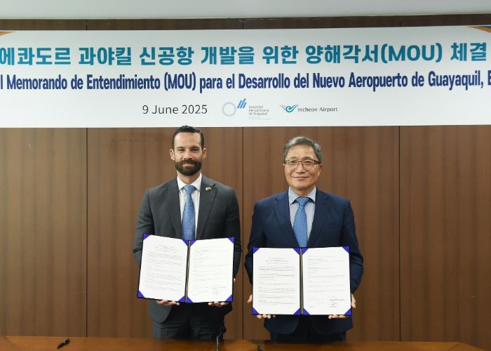 지난 9일 청사 임원회의실에서 열린 ‘에콰도르 과야킬 신공항 개발을 위한 양해각서 체결식’에서 인천국제공항공사 이학재 사장(사진 오른쪽)과 에콰도르 과야킬 파블로 피타 항공청장(사진 왼쪽)이 업무협약 체결 후 기념촬영을 하고 있다.