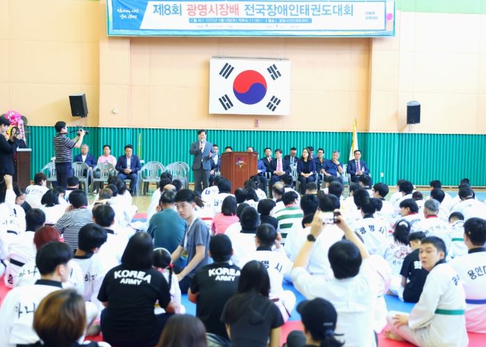 박승원 광명시장이 지난 14일 광명시국민체육센터에서 열린 '제8회 광명시장배 전국장애인태권도대회'에서 인사말을 하고 있다.