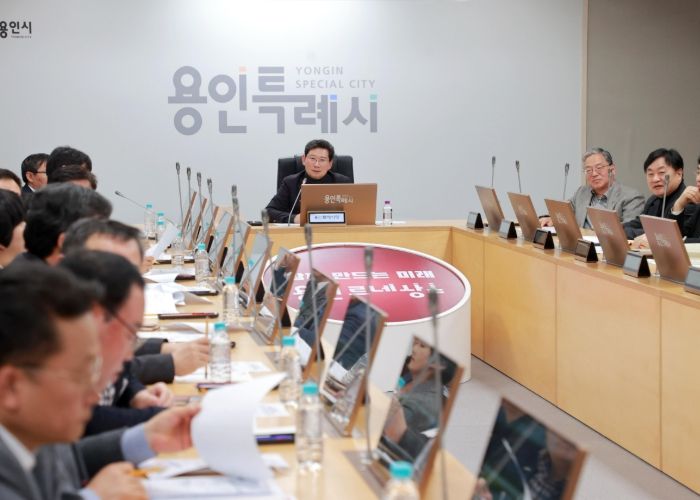 이상일 시장이 시청 영상회의실에서 간부회의를 열어 공직기강 확립 등을 강조하고 있다.