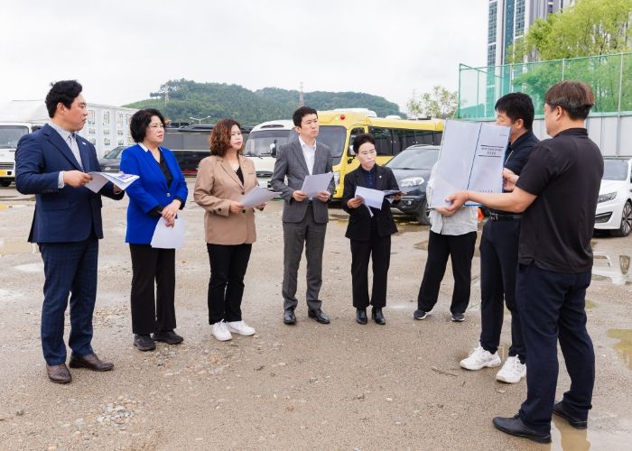 안산시의회 도시환경위원회 위원들이 16일 초지동 대형자동차 임시주차장을 방문해 운영 현황을 점검했다.