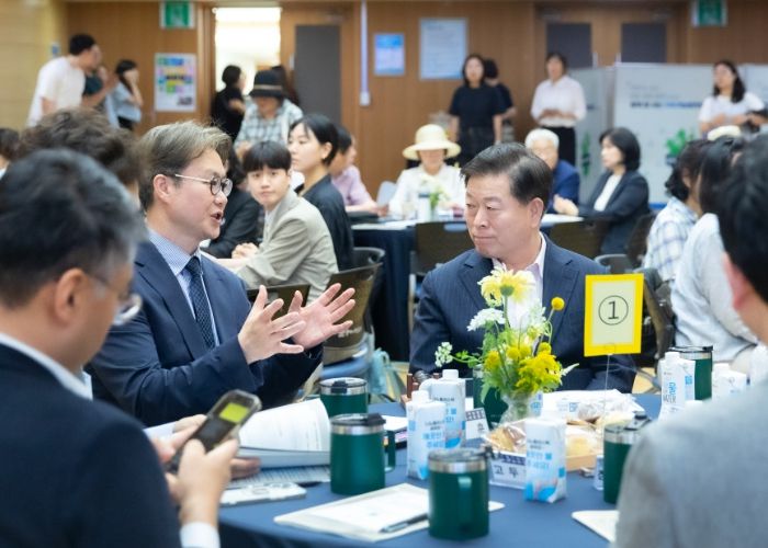 박승원 광명시장(사진 오른쪽)이 17일 오후 시청 대회의실에서 열린 ‘지속가능관광 활성화 방안 모색을 위한 토론회’의 좌장을 맡은 이훈 한양대학교 국제관광대학원장(사진 왼쪽)과 대화를 나누고 있다.