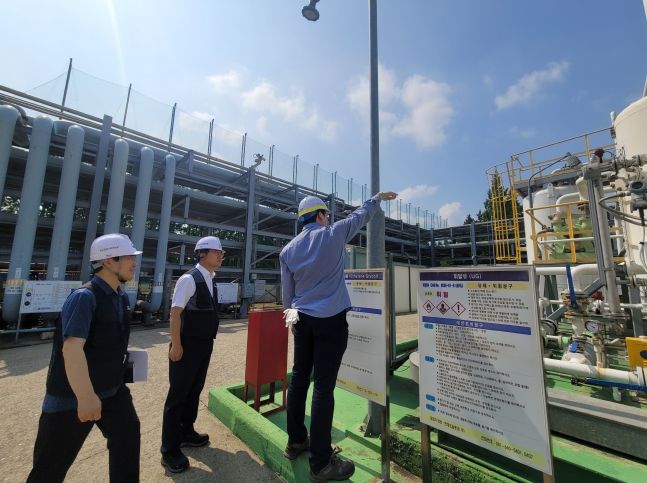이상진 수도권대기환경청장(가운데)은 6월 17일 인천광역시 서구 소재 에이치디현대오일뱅크㈜에 방문하여 회수에 의한 시설(VRU)을 확인하고 있다.(사진=수도권대기환경청 제공)