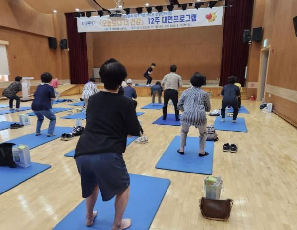 화성특례시가 추진 중인 ‘AI·IoT 기반 어르신 건강관리 프로그램’에 참여한 어르신들이 전문 강사의 지도 아래 생활체조를 하고있다