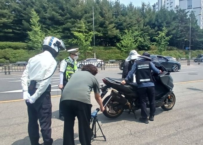 지난 17일 소하동 가리대사거리 일대에서 광명경찰서, 한국교통안전공단과 운행차 불법개조와 소음에 대응하기 위한 합동 단속을 실시하고 있다.