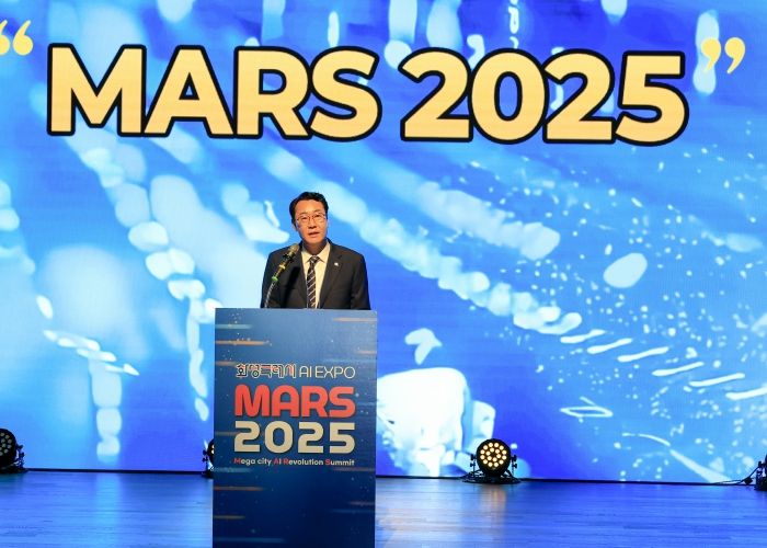 정명근 화성특례시장이 18일 MARS 2025 개회식에서 환영사를 하고 있다